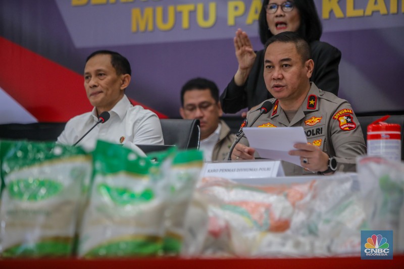 Beras oplosan ditampilkan saat konferensi pers di Bareskrim Polri, Jakarta, Kamis (24/7/2025). Beras oplosan ditampilkan saat konferensi pers di Bareskrim Polri, Jakarta, Kamis (24/7/2025). (CNBC Indonesia/Faisal Rahman)