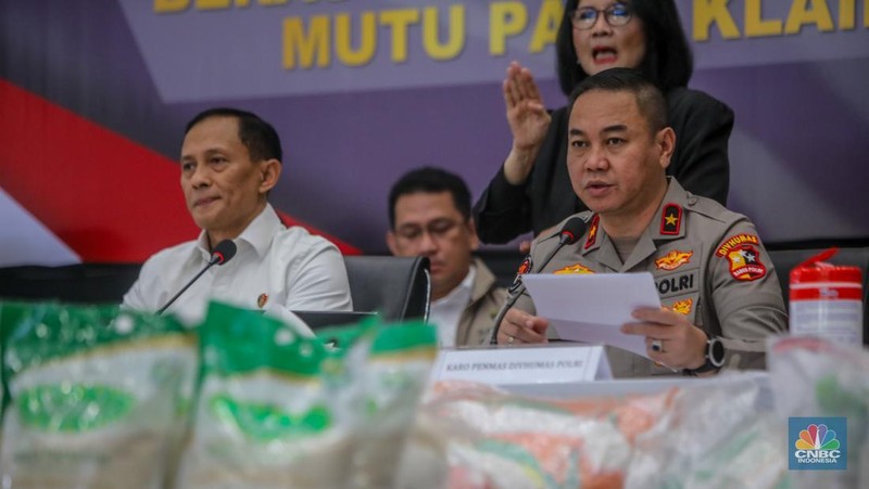 Beras oplosan ditampilkan saat konferensi pers di Bareskrim Polri, Jakarta, Kamis (24/7/2025). (CNBC Indonesia/Faisal Rahman)
