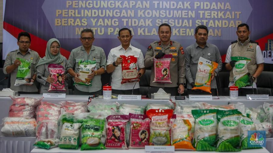 Beras oplosan ditampilkan saat konferensi pers di Bareskrim Polri, Jakarta, Kamis (24/7/2025). (CNBC Indonesia/Faisal Rahman)