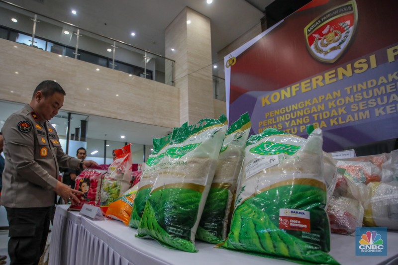 Beras oplosan ditampilkan saat konferensi pers di Bareskrim Polri, Jakarta, Kamis (24/7/2025). (CNBC Indonesia/Faisal Rahman)