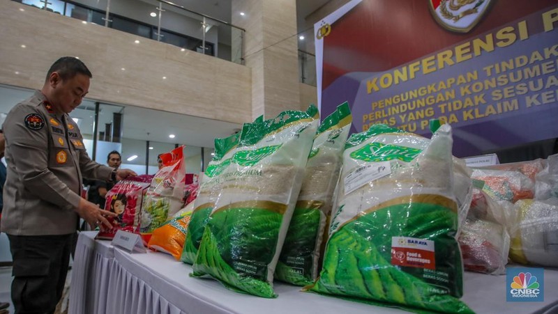 Beras oplosan ditampilkan saat konferensi pers di Bareskrim Polri, Jakarta, Kamis (24/7/2025). (CNBC Indonesia/Faisal Rahman)
