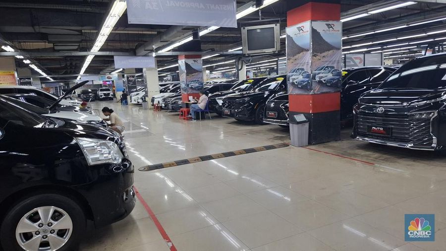 Bursa mobil bekas WTC Mangga Dua, Jakarta Utara, Kamis (24/7/2025). (CNBC Indonesia/Chandra)