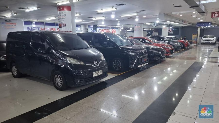 Bursa mobil bekas WTC Mangga Dua, Jakarta Utara, Kamis (24/7/2025). (CNBC Indonesia/Chandra)