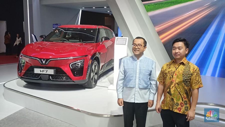 CEO VinFast Kariyanto Hardjosoemarto dan CEO VGreen Edison Mai dalam diskusi ekslusif dengan beberapa media di GIIAS, Kamis (24/7/2025). (CNBC Indonesia/Ferry Sandi)