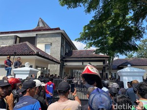 Video: Demo Nelayan di Pangandaran Diwarnai Aksi Bakar Perahu