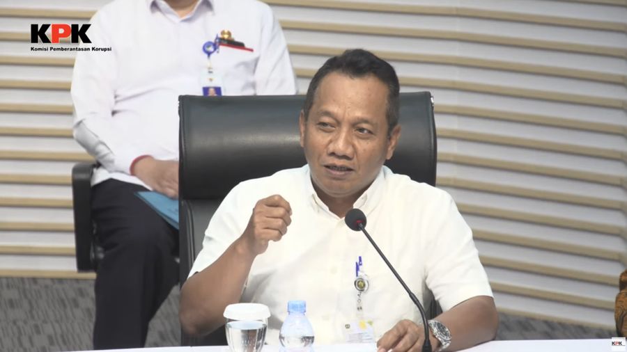 Dirjen Minerba Kementerian ESDM, Tri Winarno dalam Konferensi Pers Kelembagaan terkait perbaikan tata kelola sektor pertambangan pada Kamis (24/7/2025). (Tangkapan Layar Youtube/KPK RI)