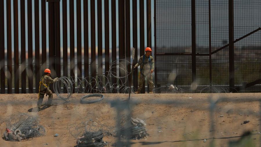 Insinyur tempur Angkatan Darat AS memasang kawat berduri di tembok perbatasan AS-Meksiko untuk memperkuat keamanan di El Paso Texas, seperti yang terlihat dari Ciudad Juarez, Meksiko, 23 Juli 2025. (REUTERS/Jose Luis Gonzalez)
