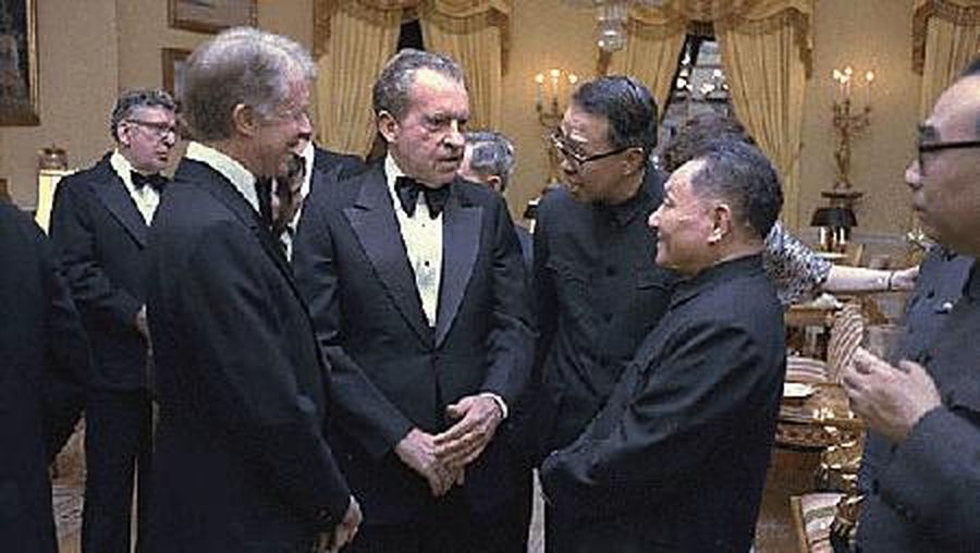 Jimmy Carter, Richard Nixon, dan Deng Xiaoping saat jamuan makan malam kenegaraan untuk Wakil Perdana Menteri China, 29 Januari 1979. (Perpustakaan Jimmy Carter via history.state.gov)