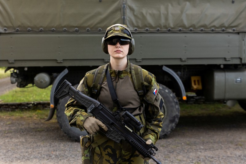 Para relawan menjalani program pelatihan militer sukarela Angkatan Darat Republik Ceko untuk siswa sekolah menengah atas, di Batalyon Mekanis ke-42, di Tabor, Republik Ceko, 23 Juli 2025. (REUTERS/Eva Korinkova)