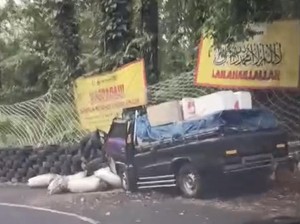 Pikap Rem Blong Tabrak Pembatas Jalan di Jalur Tengkorak Erek-Erek