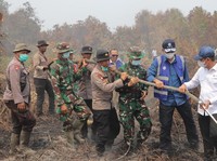 Atasi Karhutla, Menteri LH Turun Langsung Padamkan Api di Rokan Hilir