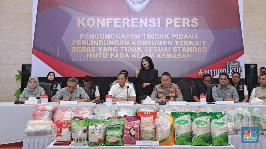 Konferensi Pers Dittipideksus Bareskrim Polri pengungkapan tindak pidana perlindungan konsumen terkait beras yang tidak sesuai standar mutu pada klaim kemasan di Bareskrim Polri, Jakarta, Kamis (24/7/2025). (CNBC Indonesia/Faisal Rahman)