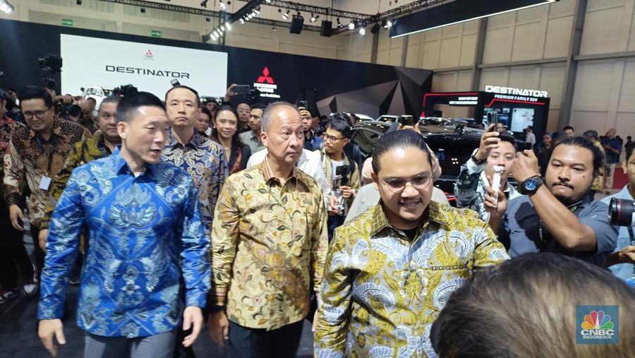 Menteri Perindustrian Agus Gumiwang Kartasasmita menghadiri pembukaan GIIAS 2025, Tangerang, Banten, Kamis,24/7. (CNBC Indonesia/Ferry Sandi)