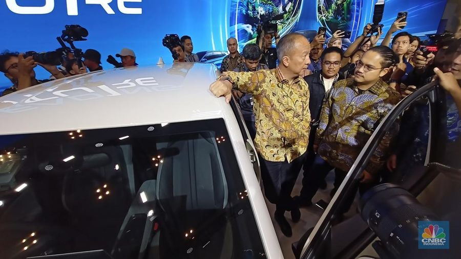 Menteri Perindustrian (Menperin), Agus Gumiwang Kartasasmita saat mengunjungi booth mobil BYD di ajang Gaikindo Indonesia International Auto Show (GIIAS) di ICE BSD, Kabupaten Tangerang, Kamis (24/7/2024). (CNBC Indonesia/Ferry Sandi)