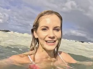 Viral Influencer Berenang di Tengah Limbah, Airnya Masuk ke Mulut
