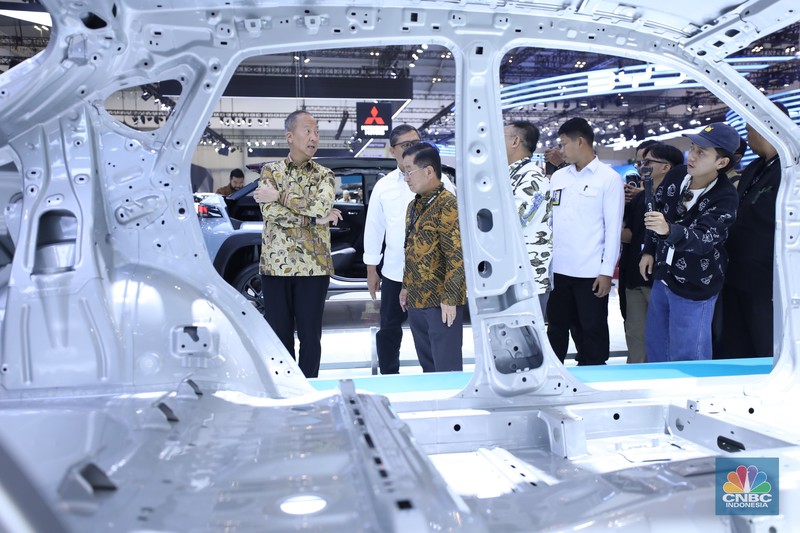 Pameran otomotif terbesar di RI, Gaikindo Indonesia International Auto Show (GIIAS) 2025 resmi dibuka hari ini, Kamis (24/7/2025). Pameran otomotif terbesar di RI, Gaikindo Indonesia International Auto Show (GIIAS) 2025 resmi dibuka hari ini, Kamis (24/7/2025). (CNBC Indonesia/Tri Susilo)