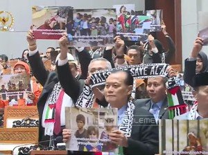 Momen Anggota DPR Ramai-ramai Angkat Poster Dukung Palestina saat Paripurna