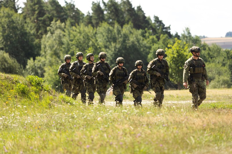 Para relawan menjalani program pelatihan militer sukarela Angkatan Darat Republik Ceko untuk siswa sekolah menengah atas, di Batalyon Mekanis ke-42, di Tabor, Republik Ceko, 23 Juli 2025. (REUTERS/Eva Korinkova)
