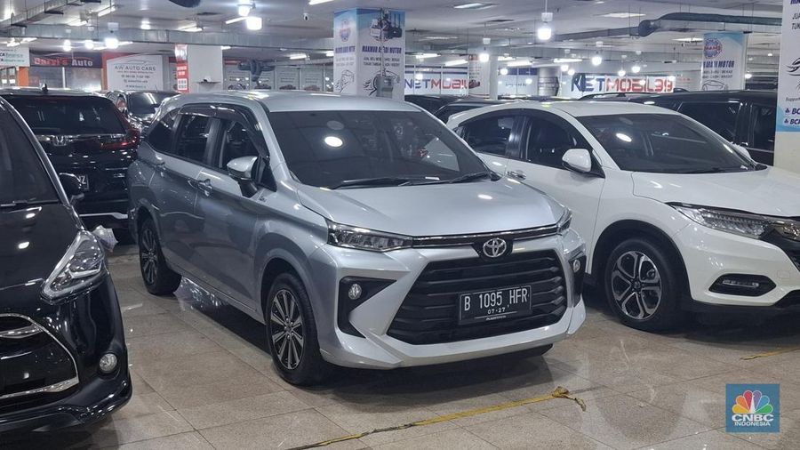 Penjual mobil bekas di WTC Mangga Dua, Jakarta Utara ungkap mobil Toyota Avanza masih diminati oleh pembeli mobil bekas. (CNBC Indonesia/Chandra)