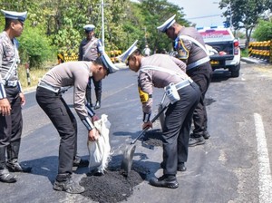 Jalur Gumitir Ditutup, Polisi Situbondo Perbaiki Jalan Pantura