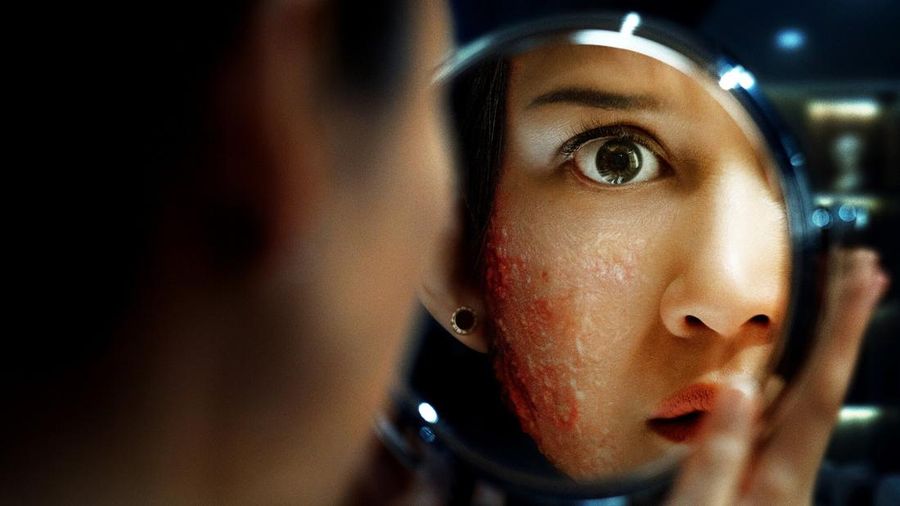 Poster Film A Normal Woman. (Dok. Netflix)