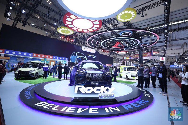 PT Astra Daihatsu Motor (ADM) yang dinaungi oleh PT Astra International Tbk. (ASII) resmi meluncurkan mobil hibrida terbaru, Rocky Hybrid di ajang Gaikindo Indonesia International Auto Show (GIIAS) 2025. (CNBC Indonesia/Tri Susilo)