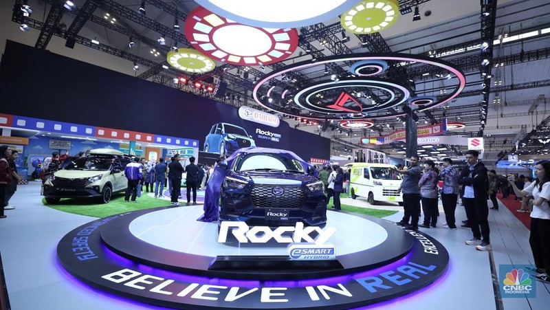 PT Astra Daihatsu Motor (ADM) yang dinaungi oleh PT Astra International Tbk. (ASII) resmi meluncurkan mobil hibrida terbaru, Rocky Hybrid di ajang Gaikindo Indonesia International Auto Show (GIIAS) 2025. (CNBC Indonesia/Tri Susilo)