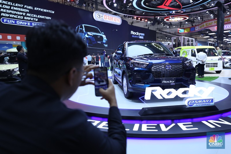 PT Astra Daihatsu Motor (ADM) yang dinaungi oleh PT Astra International Tbk. (ASII) resmi meluncurkan mobil hibrida terbaru, Rocky Hybrid di ajang Gaikindo Indonesia International Auto Show (GIIAS) 2025. (CNBC Indonesia/Tri Susilo)