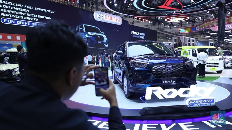 PT Astra Daihatsu Motor (ADM) yang dinaungi oleh PT Astra International Tbk. (ASII) resmi meluncurkan mobil hibrida terbaru, Rocky Hybrid di ajang Gaikindo Indonesia International Auto Show (GIIAS) 2025. (CNBC Indonesia/Tri Susilo)