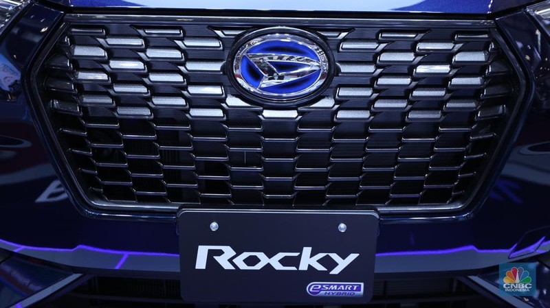 PT Astra Daihatsu Motor (ADM) yang dinaungi oleh PT Astra International Tbk. (ASII) resmi meluncurkan mobil hibrida terbaru, Rocky Hybrid di ajang Gaikindo Indonesia International Auto Show (GIIAS) 2025. (CNBC Indonesia/Tri Susilo)