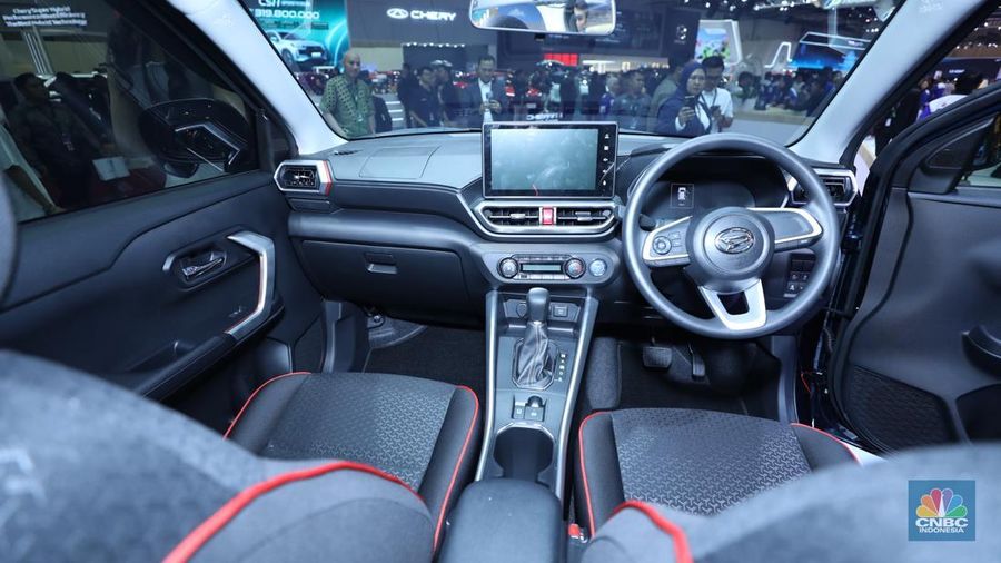PT Astra Daihatsu Motor (ADM) yang dinaungi oleh PT Astra International Tbk. (ASII) resmi meluncurkan mobil hibrida terbaru, Rocky Hybrid di ajang Gaikindo Indonesia International Auto Show (GIIAS) 2025. (CNBC Indonesia/Tri Susilo)