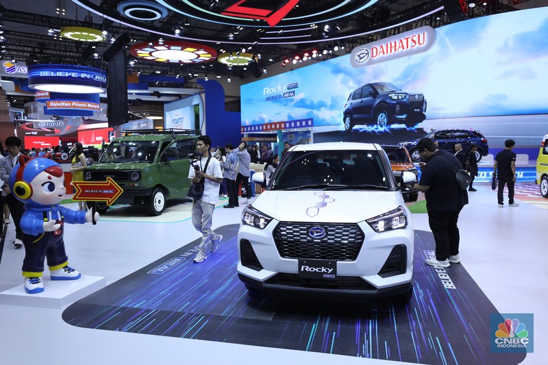PT Astra Daihatsu Motor (ADM) yang dinaungi oleh PT Astra International Tbk. (ASII) resmi meluncurkan mobil hibrida terbaru, Rocky Hybrid di ajang Gaikindo Indonesia International Auto Show (GIIAS) 2025. (CNBC Indonesia/Tri Susilo)