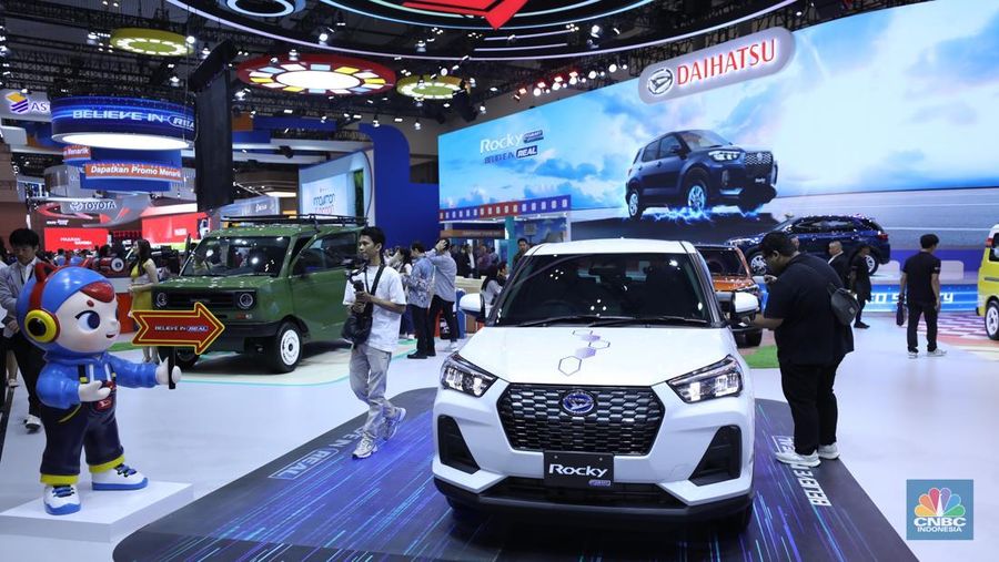 PT Astra Daihatsu Motor (ADM) yang dinaungi oleh PT Astra International Tbk. (ASII) resmi meluncurkan mobil hibrida terbaru, Rocky Hybrid di ajang Gaikindo Indonesia International Auto Show (GIIAS) 2025. (CNBC Indonesia/Tri Susilo)