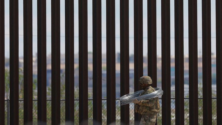 Insinyur tempur Angkatan Darat AS memasang kawat berduri di tembok perbatasan AS-Meksiko untuk memperkuat keamanan di El Paso Texas, seperti yang terlihat dari Ciudad Juarez, Meksiko, 23 Juli 2025. (REUTERS/Jose Luis Gonzalez)