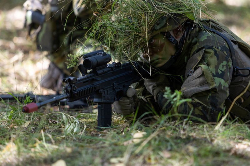 Para relawan menjalani program pelatihan militer sukarela Angkatan Darat Republik Ceko untuk siswa sekolah menengah atas, di Batalyon Mekanis ke-42, di Tabor, Republik Ceko, 23 Juli 2025. (REUTERS/Eva Korinkova)