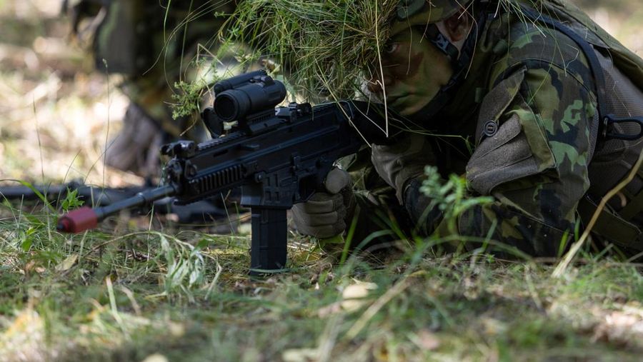 Para relawan menjalani program pelatihan militer sukarela Angkatan Darat Republik Ceko untuk siswa sekolah menengah atas, di Batalyon Mekanis ke-42, di Tabor, Republik Ceko, 23 Juli 2025. Para relawan menjalani program pelatihan militer sukarela Angkatan Darat Republik Ceko untuk siswa sekolah menengah atas, di Batalyon Mekanis ke-42, di Tabor, Republik Ceko, 23 Juli 2025. (REUTERS/Eva Korinkova)