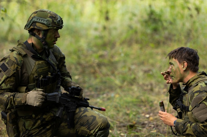 Para relawan menjalani program pelatihan militer sukarela Angkatan Darat Republik Ceko untuk siswa sekolah menengah atas, di Batalyon Mekanis ke-42, di Tabor, Republik Ceko, 23 Juli 2025. (REUTERS/Eva Korinkova)