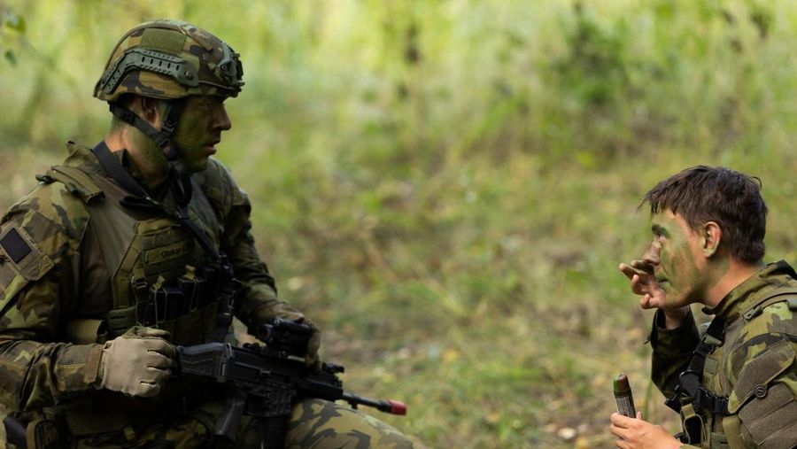 Para relawan menjalani program pelatihan militer sukarela Angkatan Darat Republik Ceko untuk siswa sekolah menengah atas, di Batalyon Mekanis ke-42, di Tabor, Republik Ceko, 23 Juli 2025. Para relawan menjalani program pelatihan militer sukarela Angkatan Darat Republik Ceko untuk siswa sekolah menengah atas, di Batalyon Mekanis ke-42, di Tabor, Republik Ceko, 23 Juli 2025. (REUTERS/Eva Korinkova)