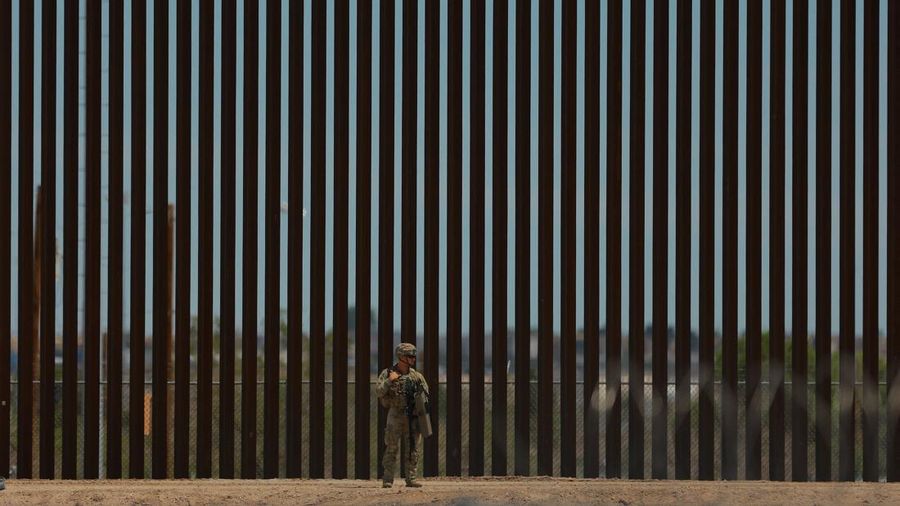 Insinyur tempur Angkatan Darat AS memasang kawat berduri di tembok perbatasan AS-Meksiko untuk memperkuat keamanan di El Paso Texas, seperti yang terlihat dari Ciudad Juarez, Meksiko, 23 Juli 2025. (REUTERS/Jose Luis Gonzalez)