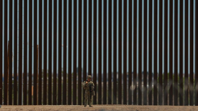 Insinyur tempur Angkatan Darat AS memasang kawat berduri di tembok perbatasan AS-Meksiko untuk memperkuat keamanan di El Paso Texas, seperti yang terlihat dari Ciudad Juarez, Meksiko, 23 Juli 2025. (REUTERS/Jose Luis Gonzalez)