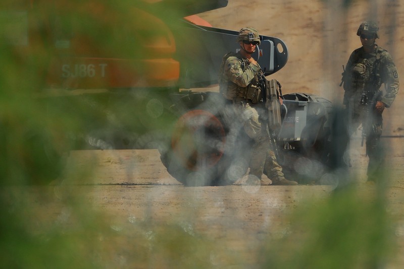 Insinyur tempur Angkatan Darat AS memasang kawat berduri di tembok perbatasan AS-Meksiko untuk memperkuat keamanan di El Paso Texas, seperti yang terlihat dari Ciudad Juarez, Meksiko, 23 Juli 2025. (REUTERS/Jose Luis Gonzalez)