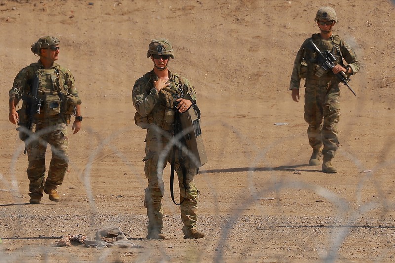 Insinyur tempur Angkatan Darat AS memasang kawat berduri di tembok perbatasan AS-Meksiko untuk memperkuat keamanan di El Paso Texas, seperti yang terlihat dari Ciudad Juarez, Meksiko, 23 Juli 2025. (REUTERS/Jose Luis Gonzalez)