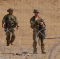 Seorang tentara AS yang ditugaskan di Satuan Tugas Gabungan-Perbatasan Selatan memegang Dronebuster, perangkat genggam yang dirancang untuk melawan drone, di El Paso, Texas, seperti yang terlihat dari Ciudad Juarez, Meksiko, 23 Juli 2025. (REUTERS/Jo