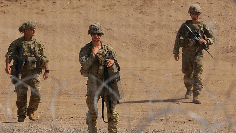 Insinyur tempur Angkatan Darat AS memasang kawat berduri di tembok perbatasan AS-Meksiko untuk memperkuat keamanan di El Paso Texas, seperti yang terlihat dari Ciudad Juarez, Meksiko, 23 Juli 2025. (REUTERS/Jose Luis Gonzalez)