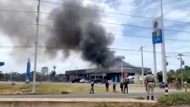 THAILAND-CAMBODIA/ Smoke rises from a convenience store at a gas station, amid the clashes between Thailand and Cambodia, in Kantharalak district, Sisaket province, Thailand, July 24, 2025, in this screengrab obtained from a handout video. TPBS/Handout via REUTERS THIS IMAGE HAS BEEN SUPPLIED BY A THIRD PARTY. THAILAND OUT. NO COMMERCIAL OR EDITORIAL SALES IN THAILAND.