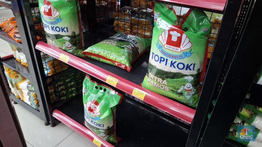 Beras premium di beberapa minimarket tampak langka di kawasan Tanjung Barat, Jakarta Selatan, Jumat (25/7/2025). (CNBC Indonesia/Chandra Dwi Pranata)