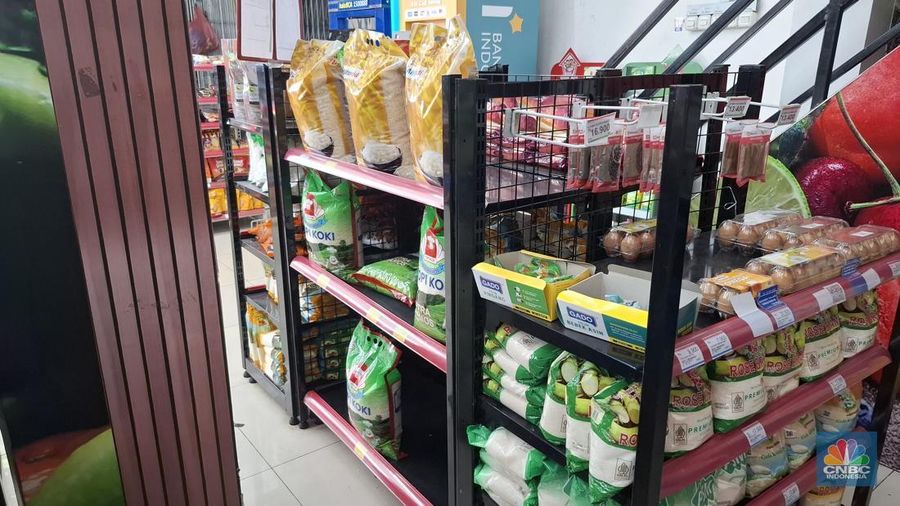 Beras premium di beberapa minimarket tampak langka di kawasan Tanjung Barat, Jakarta Selatan, Jumat (25/7/2025). (CNBC Indonesia/Chandra Dwi Pranata)