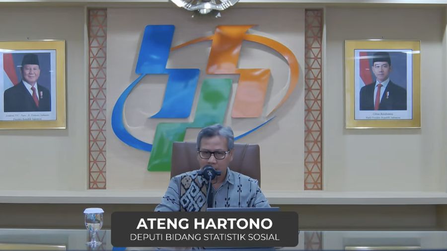 Deputi Bidang Statistik Sosial, Ateng Hartono saat menyampaikan rilis BPS, Jumat (25/7/2025). (Tangkapan Layar Youtube/BPS Statistics)