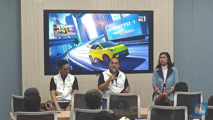 Head of PR & Government BYD Indonesia Luther Panjaitan dalam diskusi dengan media di GIIAS 2025, Jumat (25/7/2025). (CNBC Indonesia/Ferry Sandi)