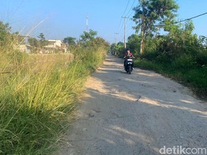 Rusak dan Berdebu, Jalur Alternatif ke Gedebage Jadi Lintasan Bahaya